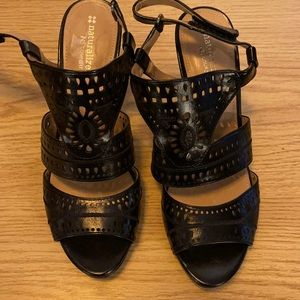 Naturalizer black heals